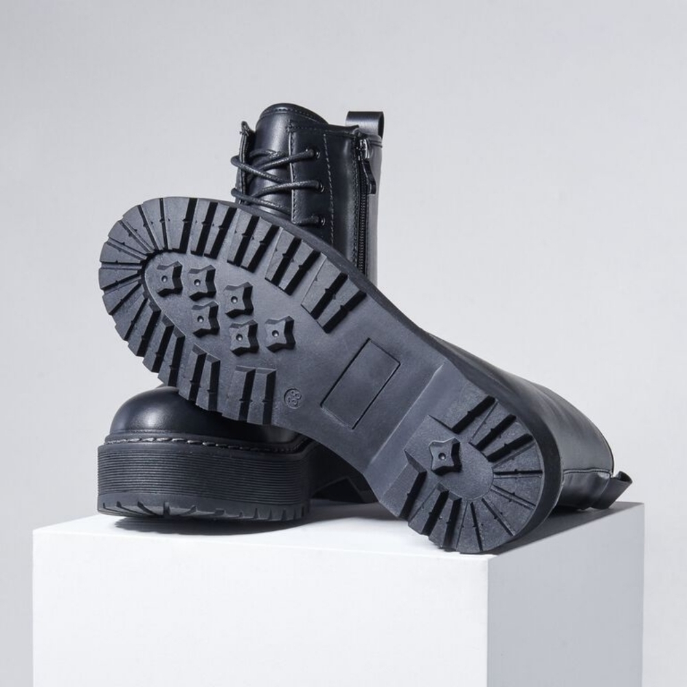 SOLD Steve Madden Platform Combat Bettyy Boots - Picture 4 of 4